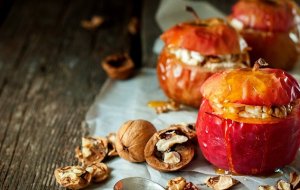 Запеченные яблоки: лучшие рецепты с медом, творогом и другими начинками